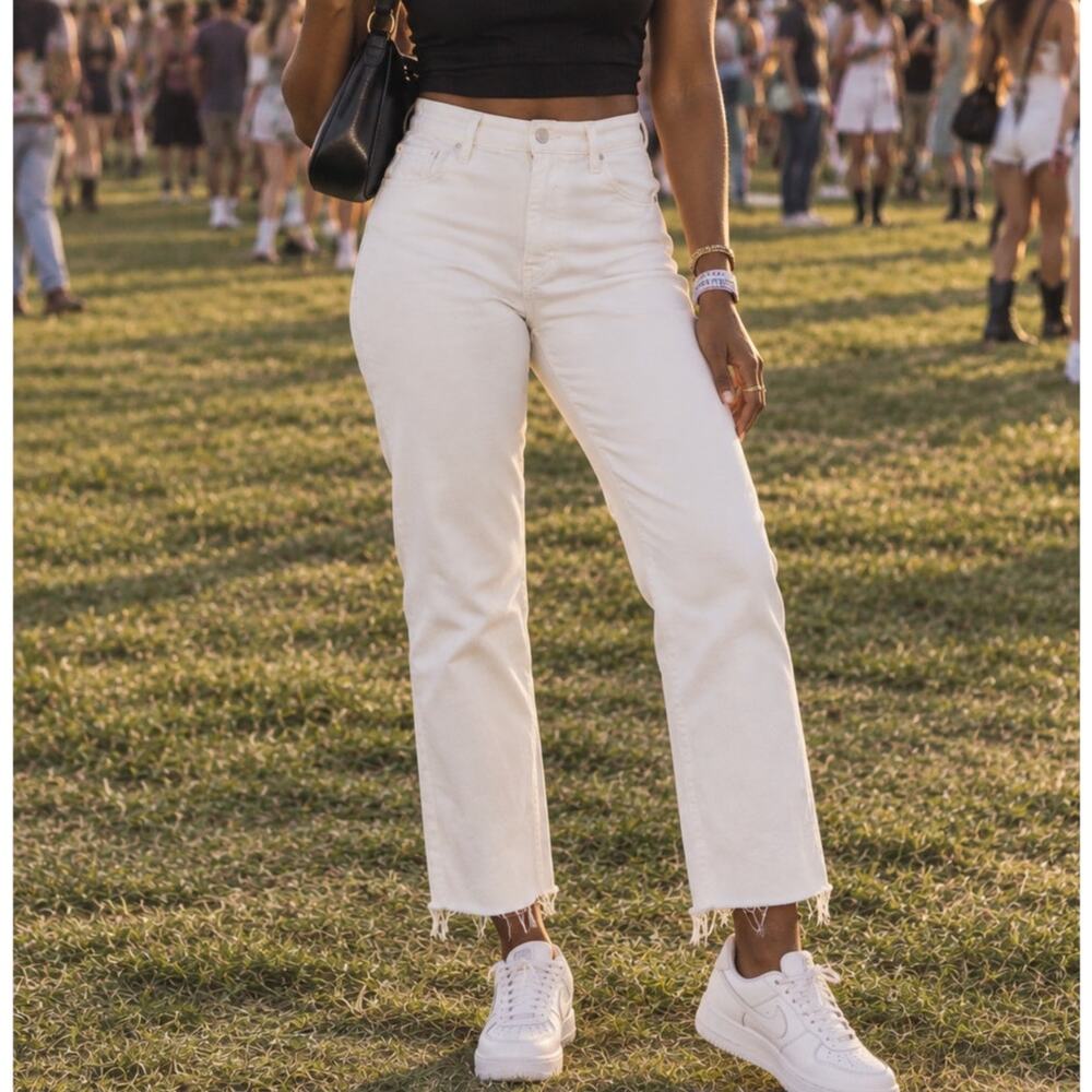 Good American White Straight-Leg Jeans with Frayed Hem